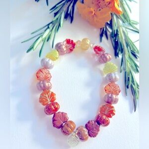 NWOT bracelet Pumpkins & Autumn Leaves bright Czech Glass, charms, stretch Osfm